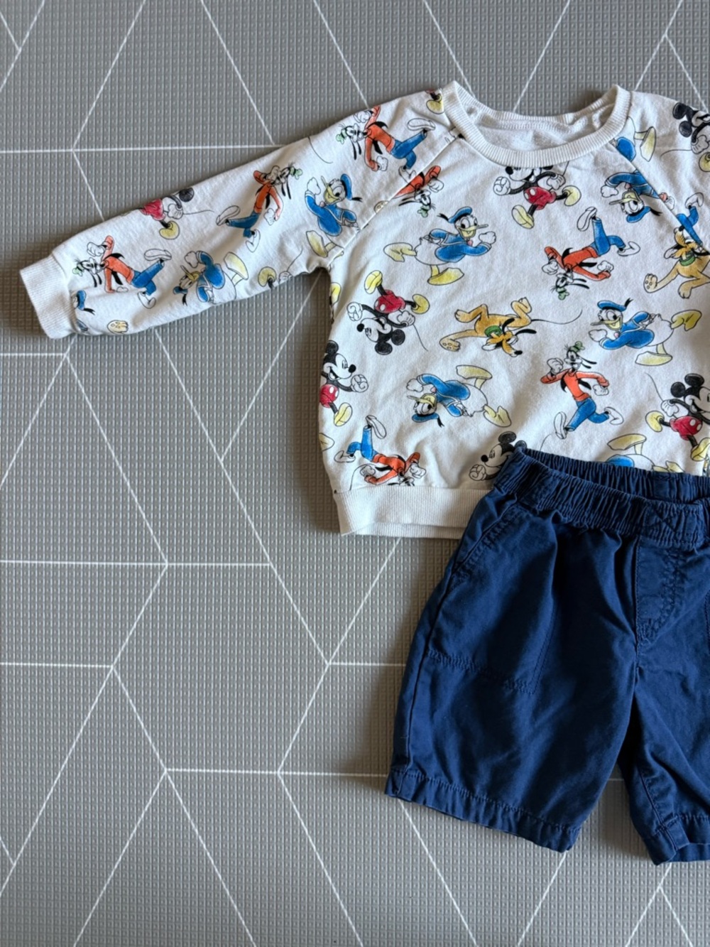 Disney|Mickey & Friends White Graphic Sweatshirt & Navy shorts,size 4T•••Boho